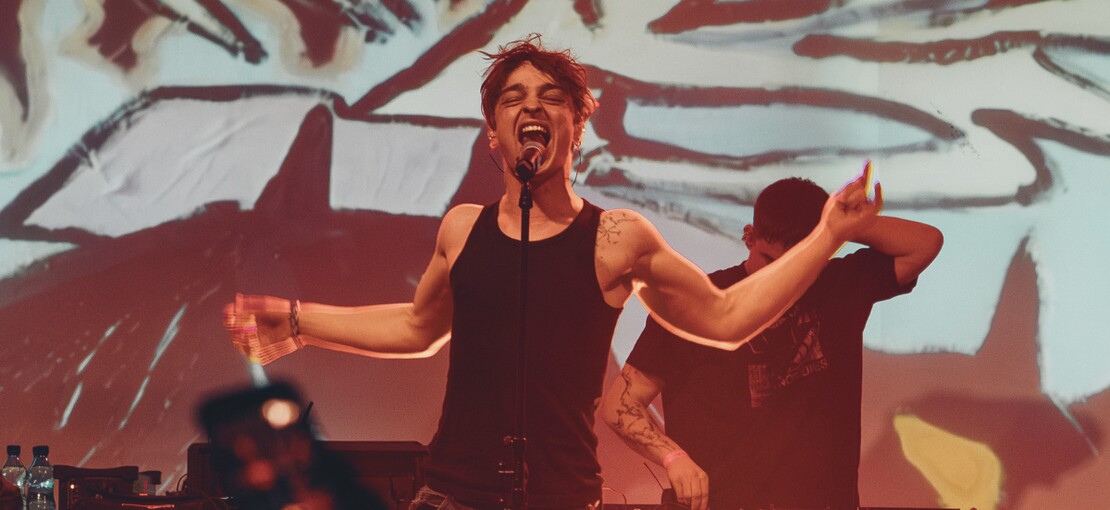 Obrázek k článku NAŽIVO: Gufrau přepadli fanoušky z balkónu. Na vyprodaném křtu překvapili František Prachař s Matem213