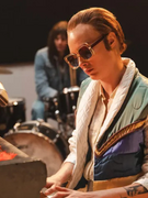 Náhledový obrázek k článku VIDEO: Modelka Cara Delevingne v kůži Eltona Johna. Ztvárnila 50 let starou vánoční klasiku