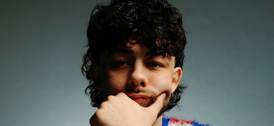 Obrázek k článku RECENZE: Z Calina je Skippy McDippy. Prokletý básník, co zpívá Nedvědy