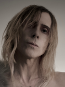 Náhledový obrázek k článku IAMX: „V Praze jsem zažil divoké chvíle. Jednou o mě holka na baru típla cigáro"