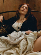 Náhledový obrázek k článku RECENZE: Osobní tragédie Florence Welch proměnila v hudební rituál