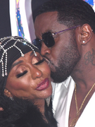 Náhledový obrázek k článku Kradla a vydírala. Matka stíhaného P. Diddyho čelí vážným obviněním