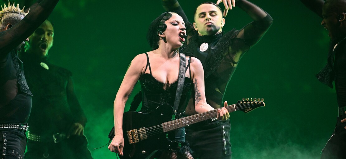 Obrázek k článku NAŽIVO: Šikanovaná ve škole, královna na pódiu. Lady Gaga unáší do říše divů