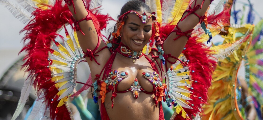 Obrázek k článku Glastonbury ovládli draci. Slavný festival odpálil Jan Tleskač i zambijská čarodějnice