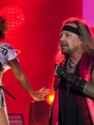 Náhledový obrázek k článku NAŽIVO: Vyjící Mötley Crüe a profesoři Def Leppard předvedli, že glam metal pořád žije