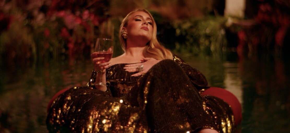 Obrázek k článku VIDEO: Adele se posilnila vínem i zkušenostmi. V novém klipu pluje po řece života