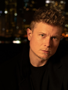 Náhledový obrázek k článku GLOSA: Miro Šmajda prý dospěl. Za zpěvu Prší prší kopuluje a klišé se vrší