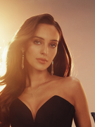 Náhledový obrázek k článku Charlotte Gott chystá první sólovku. Natáčí v Londýně s autorem od Miley Cyrus