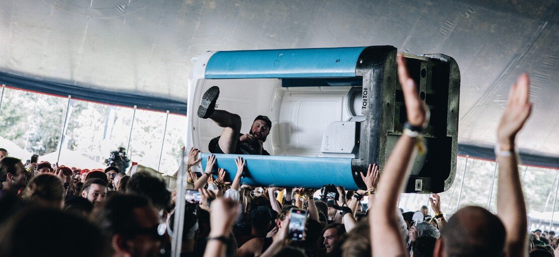 Obrázek k článku České fekálie a záchodové štětky klokanům! Bizarní kapela Gutalax míří do Austrálie