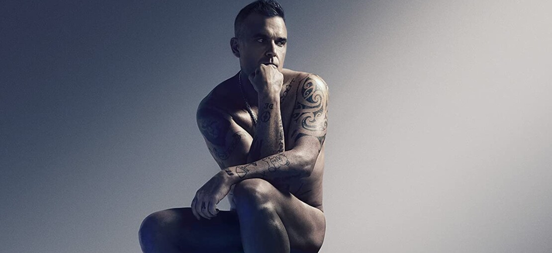Obrázek k článku RECENZE: Obnažený Robbie Williams usedl, zamyslel se a bestofku natočil trochu jinak