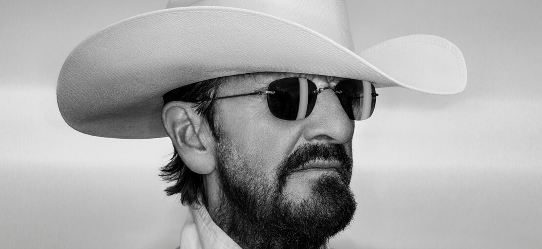 Obrázek k článku RECENZE: Ringo Starr vysmrknul country album s britskou elegancí. Obklopil se hvězdami
