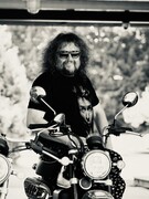 Náhledový obrázek k článku GLOSA: Jiří Lábus je nejhorší muž světa. S prázdným pytlíkem a plným bříškem