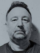 Náhledový obrázek k článku Legendární basák Peter Hook: Pojďte hrát Joy Division a New Order, parchanti!