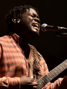 Náhledový obrázek k článku Úchvatný Michael Kiwanuka  zhypnotizoval vyprodaný sál za pomoci mořských panen