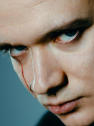 Náhledový obrázek k článku Dítě emo-rapu se vrací. Temnota MAZ Univerze pohltí pražský les