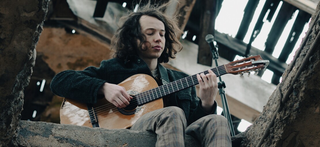 Obrázek k článku ZRECENZUJEME VŠECHNO: Jakub Eden hypnotizuje houslemi i synťáky