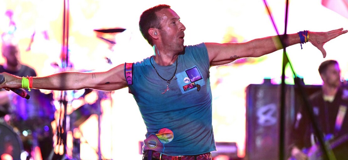 Obrázek k článku DANYHO GLASTO: Coldplay poslali do celého světa skutečnou lásku. Přidal se i Michael J. Fox