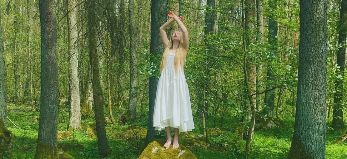 Obrázek k článku ZRECENZUJEME VŠECHNO: Folkové duo Aisling okouzluje vílí souhrou s přírodní tematikou