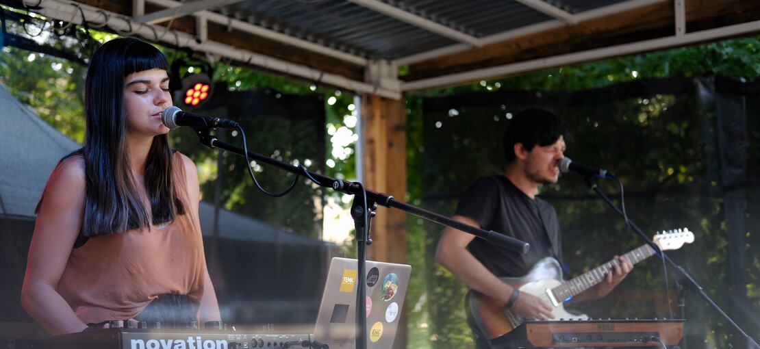 Obrázek k článku Foto: Atmosférické duo Carya a poetický Zapomělsem na (ne)Pontonu