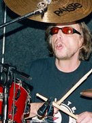 Náhledový obrázek k článku VLČKOVIZE: Pocta bubeníkům. Smrt v Katapultu a jednotka blbosti