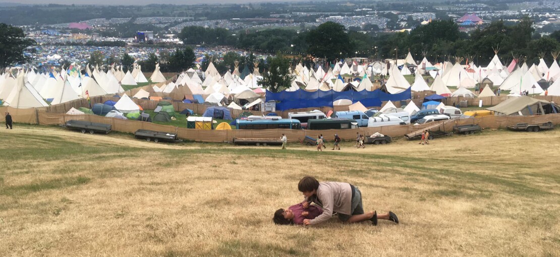 Obrázek k článku Glosa: Tenkrát poprvé. Na Glasto není možné se připravit…