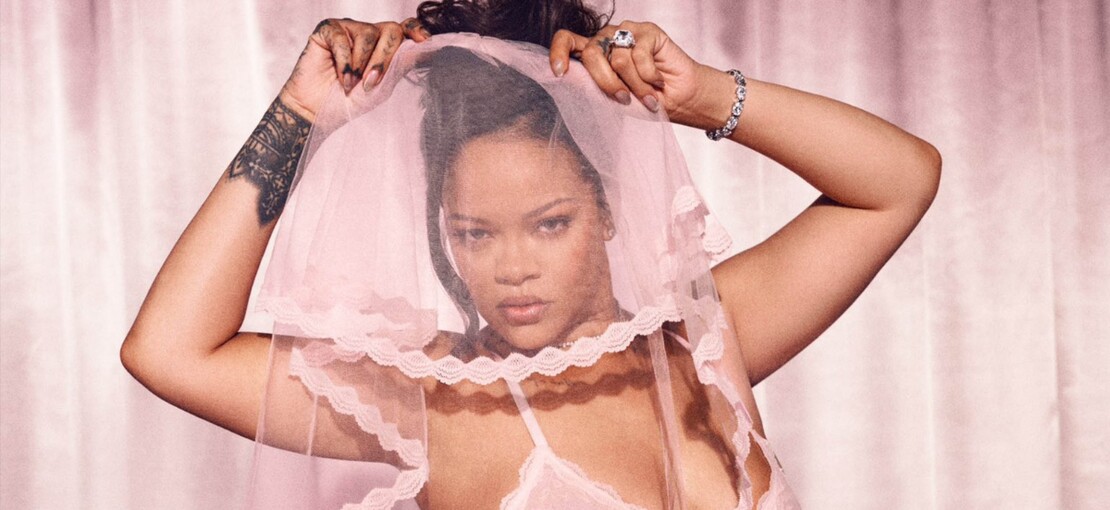 Obrázek k článku GLOSA: Rihanna jako lakomá Šmoulinka. V očekávané novince zpěvem šetří