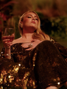 Náhledový obrázek k článku VIDEO: Adele se posilnila vínem i zkušenostmi. V novém klipu pluje po řece života