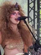 Náhledový obrázek k článku Královna z Castle Rat svedla na Rock for People souboj s krysí striptérkou