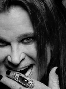 Náhledový obrázek k článku Ozzy prodává vypité plechovky čaje. Slina s jeho DNA vyjde na 10 000 korun