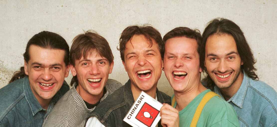 Obrázek k článku PŘED TŘICETI LETY. Mladí krásní lidé z Chinaski vystupují proti falešnosti