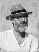 Náhledový obrázek k článku RECENZE: „Dej si rumy dál.“ Mirek Kemel zpívá o tom, jak to na světě chodí