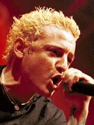 Náhledový obrázek k článku Tvrdý příběh Chestera Benningtona. Příšerné monstrum a zraněný kluk