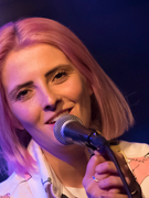 Náhledový obrázek k článku RECENZE: Hvězda Metronomu Emily Burns zpívá o vztazích tklivě, ale opatrně