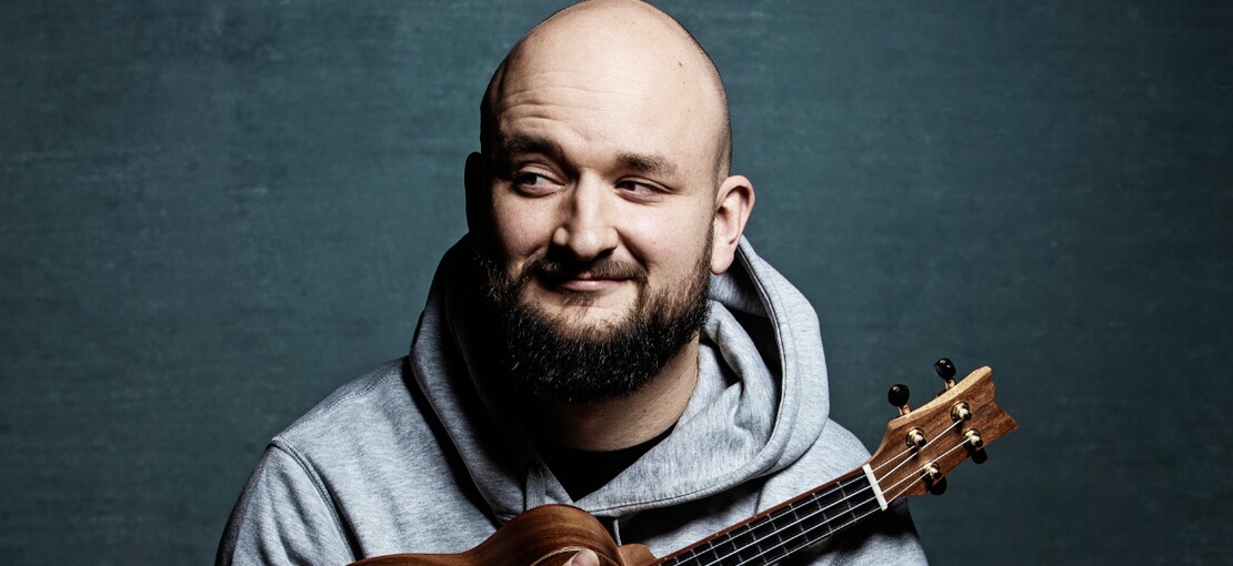 Obrázek k článku RECENZE: Pokáč na skvělé dětské desce dýchá na záda Třem čuníkům