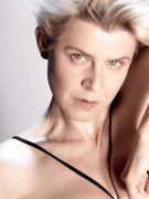 Náhledový obrázek k článku RECENZE: (S)existenciální Robyn hraje na jistotu. Její synthpop má pořád šťávu