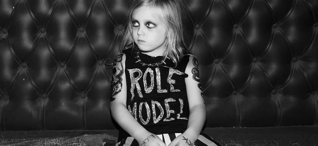 Obrázek k článku Amerika šílí z osmileté rockové hvězdy.  Ryder B začínal v Lemmyho oblíbeném baru