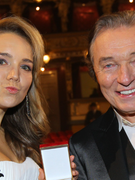 Náhledový obrázek k článku PEKLO VÁNOČNÍCH PÍSNÍ #3: Lucie Vondráčková oprašuje Gotta. Kvůli „souboji dárků“