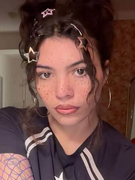 Náhledový obrázek k článku Dcera Davida Bowieho vydala debutové album. Lexi Jones je plná tajností