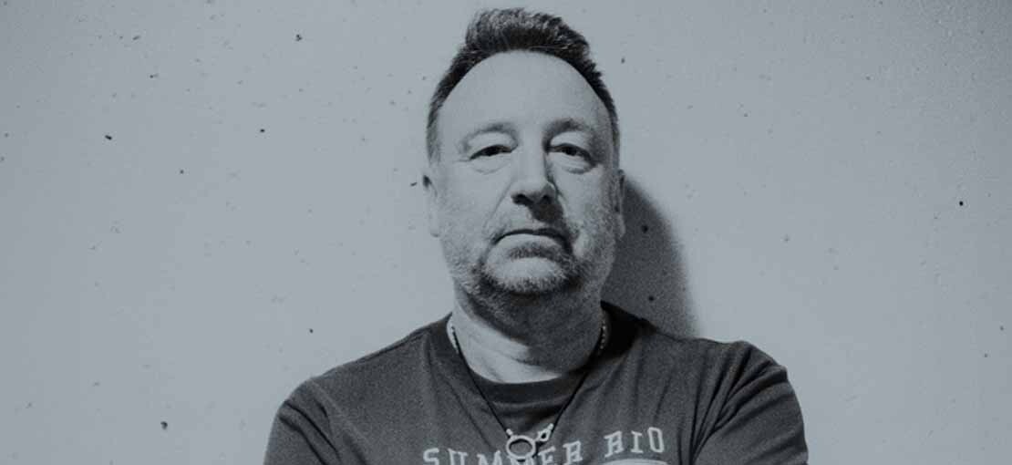 Obrázek k článku Legendární basák Peter Hook: Pojďte hrát Joy Division a New Order, parchanti!