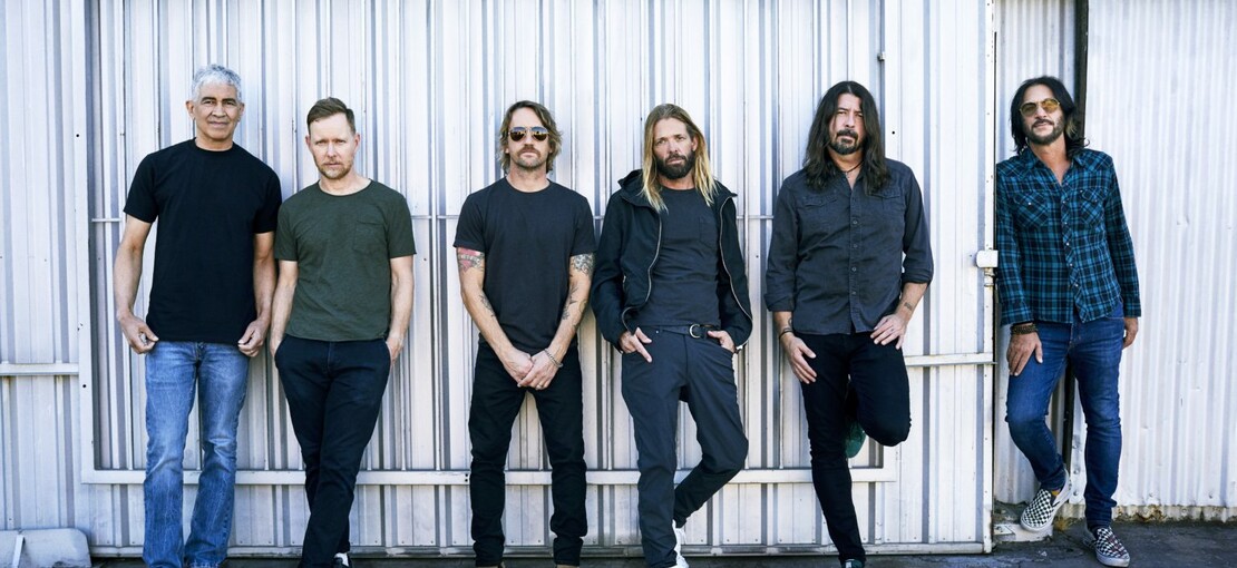 Obrázek k článku Foo Fighters se v novém singlu stále vyrovnávají se smrtí Taylora Hawkinse