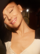 Náhledový obrázek k článku RECENZE: Věčný svit Ariany Grande. Na rozvodovém albu je ohebná i zdrženlivá