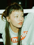 Náhledový obrázek k článku GLOSA: Slovenka Sara Rikas boří české trendy. Takový hlas tu chyběl