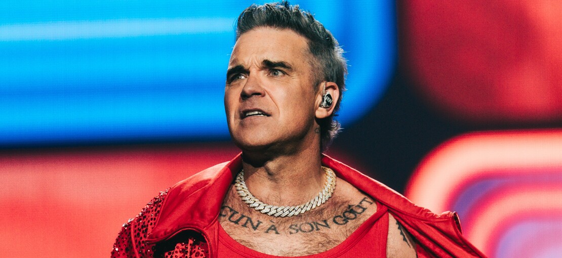 Obrázek k článku NAŽIVO: Robbie Williams kraluje zábavě. Pěvecky má pořád rezervy, ale střílí si z toho