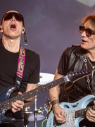 Náhledový obrázek k článku Kytarové žně. Steve Vai a Joe Satriani v Praze hrábnou do strun společně