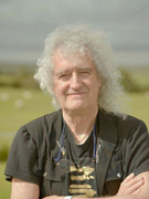 Náhledový obrázek k článku „Píšeme novou hudbu“. Brian May napíná fanoušky Queen