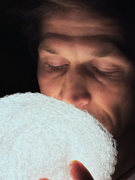 Náhledový obrázek k článku Peklo vánočních písní #3: Igor Orozovič strouhá hoblinky měsíce. Jeho šanson je důstojný