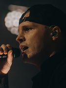 Náhledový obrázek k článku Z PRVNÍ ŘADY: Světový Viktor Sheen. Ve vyprodané hale zářil jako Safír. Yzo se zapálil