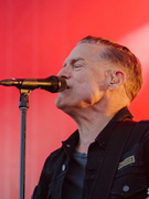 Náhledový obrázek k článku NAŽIVO: Bryan Adams rozdováděl Hradec Králové. Vzduchem létala trička a zásadní hity