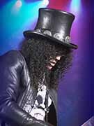 Náhledový obrázek k článku Ikonický Slash slaví 60. "Flákání, hulení a Aerosmith," popisuje své začátky