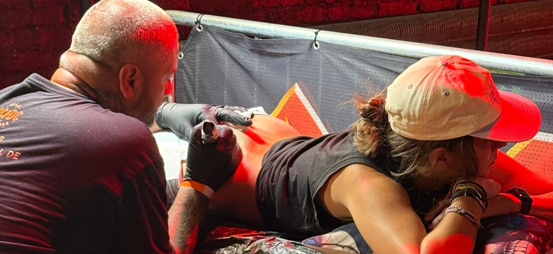 Obrázek k článku Rocková jízda v pražském AC/DC baru. Fanoušci se nechávají hromadně tetovat